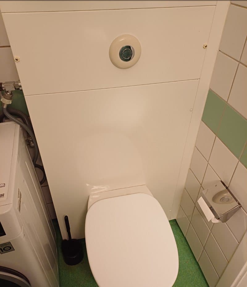 Columbi våtrumskassett – inbyggd WC-cistern med spolknapp i ett badrum i Stockholm