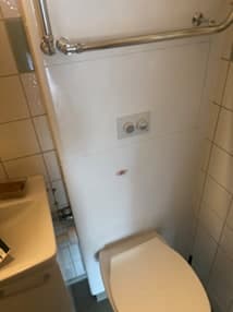 Ifö Minicistern – inbyggd WC-cistern med spolknapp i ett badrum i Stockholm