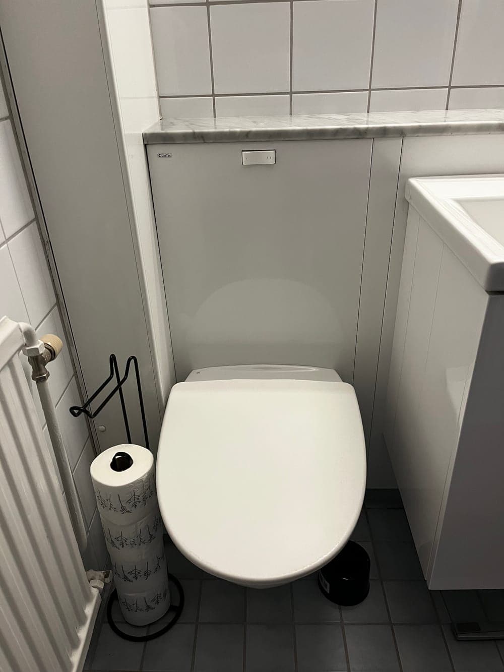 LinTec våtrumskassett – inbyggd WC-cistern i ett badrum i Stockholm