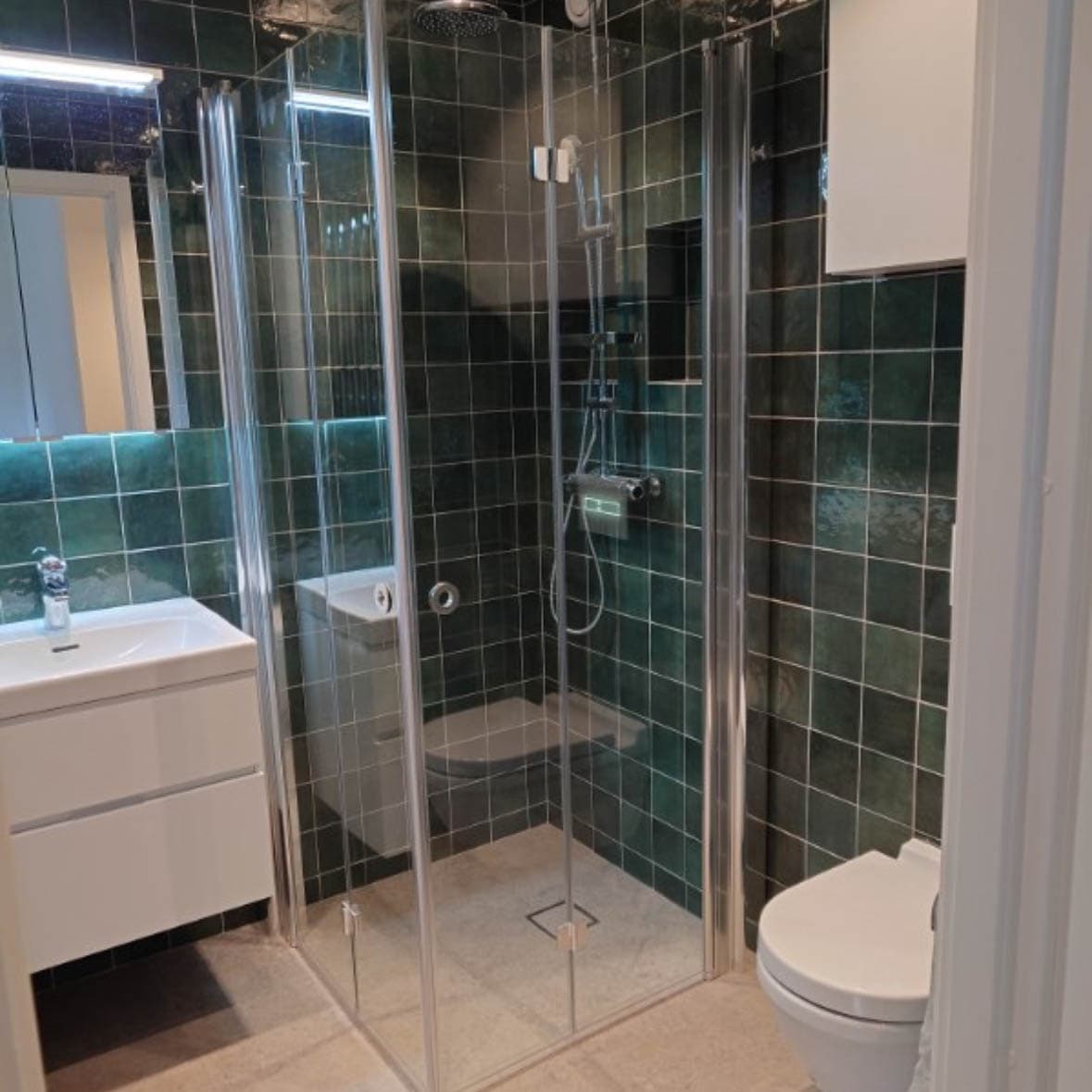 Komplett badrumsrenovering med duschvägg